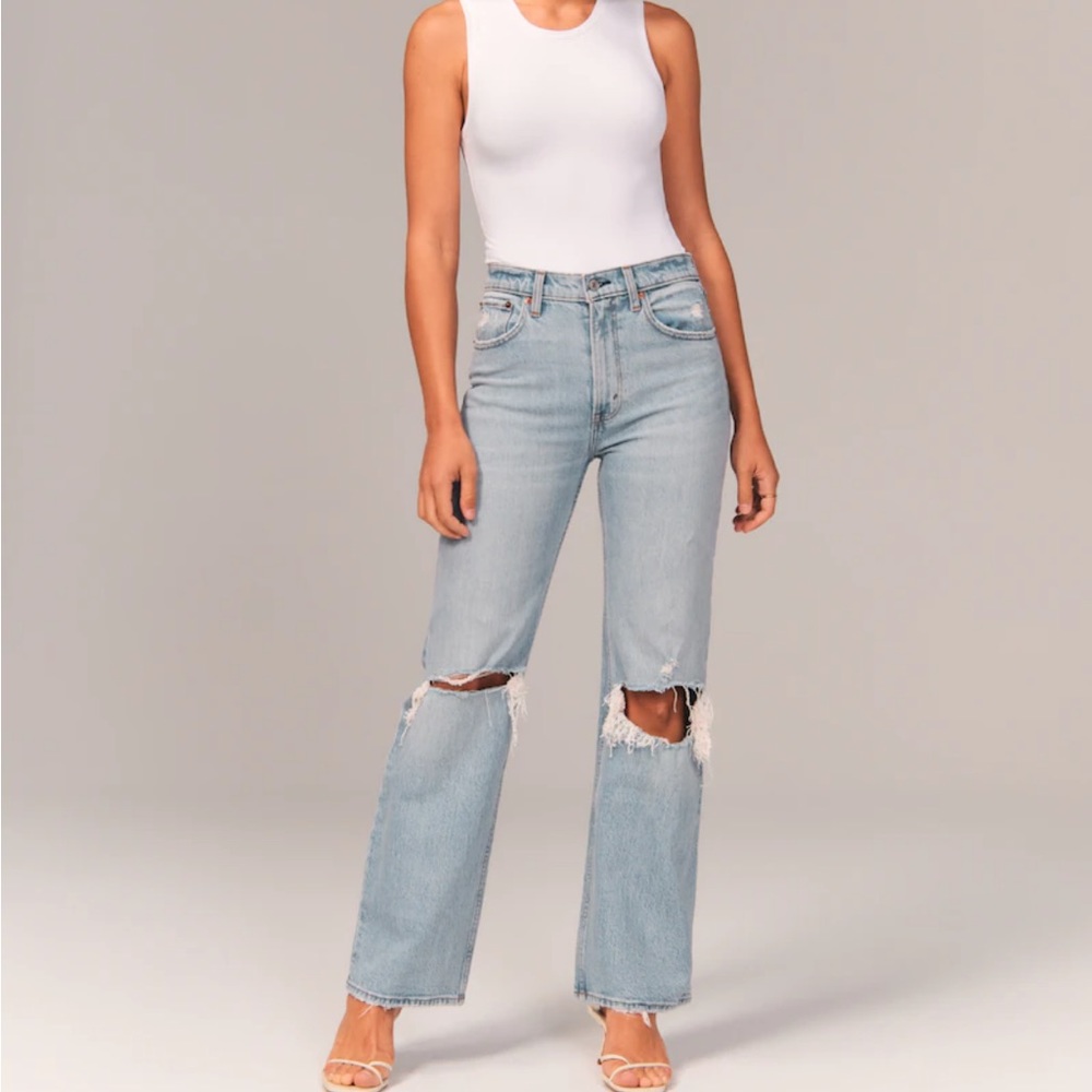 Abercrombie Women's 90s Ultra High Rise Relaxed Jeans light ripped wash 28